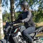 halvarssons_textile-jacket_arvika-ladies_dark-grey_lifestyle5.jpg