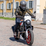halvarssons_textile-jacket_holmen_green-brown_lifestyle3.jpg
