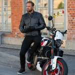 halvarssons_textile-jacket_holmen_grey-silver_lifestyle2.jpg