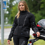 halvarssons_textile-jackets_vinvallen-ladies_black_lifestyle1.jpg