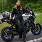 halvarssons_textile-jackets_vinvallen-ladies_black_lifestyle2.jpg