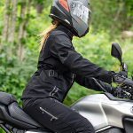 halvarssons_textile-jackets_vinvallen-ladies_black_lifestyle3.jpg