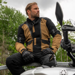 halvarssons_textile-jackets_vinvallen_brown-black_lifestyle4.jpg