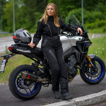 halvarssons_textile-jeans_vinvallen-ladies_black_lifestyle2.jpg