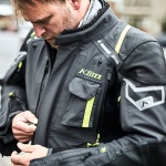 klim_textile-jacket_kodiak-gore-tex-waterproof_asphalt-hi-vis_lifestyle1.jpg