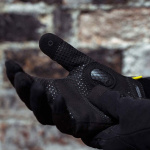 knox_action_pro_e_bike_glove_lifestyle2.jpg