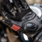 knox_ladies_gloves_whip_black_oxblood_lifestyle6.jpg