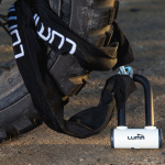 luma_procombi-150-chain-and-d-lock_white-black_lifestyle1.jpg