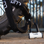 luma_procombi-150-chain-and-d-lock_white-black_lifestyle3.jpg