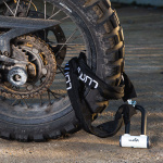luma_procombi-150-chain-and-d-lock_white-black_lifestyle4.jpg