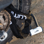 luma_procombi-150-chain-and-d-lock_white-black_lifestyle5.jpg
