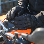 macna_gloves-mixed_era-rtx-heated_black_lifestyle5.jpg
