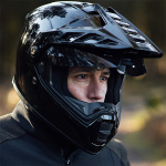 merlin_helmets_torres_gloss-black_lifestyle1.jpg