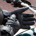 merlin_leather-gloves_minworth_black_lifestyle3.jpg
