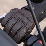 merlin_leather-gloves_minworth_dark-brown_lifestyle2.jpg