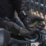 merlin_leather-textile-gloves_tess-2_black-yellow_lifestyle-10.jpg