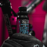 muc-off_motorcycle-cleaning-products_miracle-shine-polish_100ml_lifestyle2.jpg
