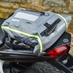 oxford_luggage_aqua-t8-tail-bag_black-grey-fluo-yellow_lifestyle2.jpg