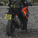 oxford_textile-trousers_rockland_khaki-black-yellow_lifestyle2.jpg