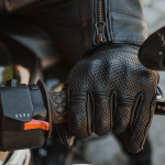 ozone_stick-custom-ii-ladies-leather-gloves_black_lifestyle2.jpg