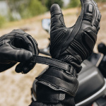 ozone_touring-ii-leather-gloves_black_lifestyle2.jpg