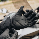 ozone_touring-ii-leather-gloves_black_lifestyle5.jpg