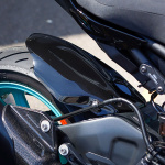pyramid-hugger-black-gloss-yamaha-mt-10-2016current_lifestyle1.jpg