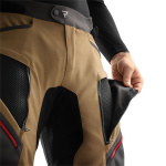 rebelhorn_trousers_textile_hardy-3-0_desert-grey-red_detail2.jpg