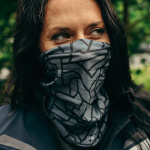 richa_base-layer_neck-tube_grout-black-dark-grey_lifestyle1.jpg