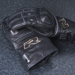 richa_gloves-leather_atlantic-urban_black_lifestyle2.jpg