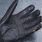 richa_gloves-leather_atlantic-urban_black_lifestyle3.jpg
