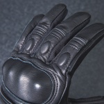 richa_gloves_leather_atlantic-urban_black_lifestyle6.jpg