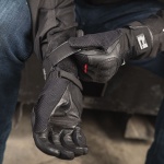 richa_gloves_mixed_nomad_black_lifestyle2.jpg