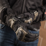 richa_gloves_textile_atlantic-gtx_black-titanium_lifestyle-4.jpg