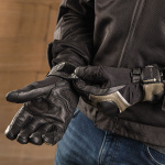 richa_gloves_textile_atlantic-gtx_black-titanium_lifestyle-5.jpg