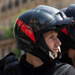 shark_evojet_karonn-dual-matt-black-red_lifestyle1.jpg