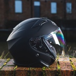 shoei_helmet_j-cruise-2_matt-black_lifestyle2.jpg