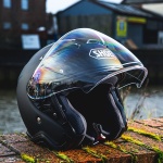 shoei_helmet_j-cruise-2_matt-black_lifestyle3.jpg