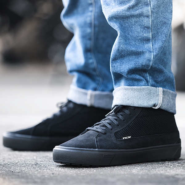 tcx_street_3_air_black_lifestyle_detail2.png