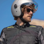 tucano-urbano_helmets_el-fast-6_matt-moondust-grey_lifestyle3.jpg