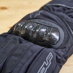 wolf_gloves_fortitude-ce-waterproof_black_lifestyle3.jpg