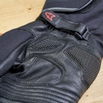 wolf_gloves_fortitude-ce-waterproof_black_lifestyle5.jpg