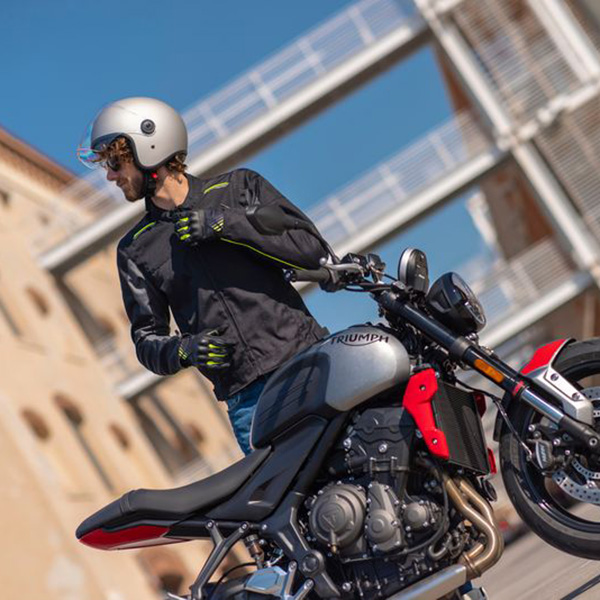 tucano-urbano_helmets_el-fast-6_matt-moondust-grey_lifestyle1.jpg