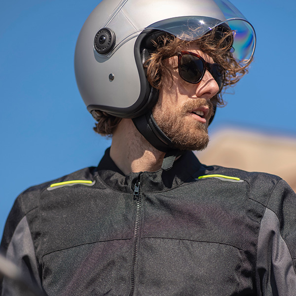 tucano-urbano_helmets_el-fast-6_matt-moondust-grey_lifestyle3.jpg