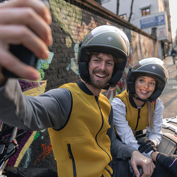 tucano-urbano_helmets_el-mettin-6_gloss-nardo-grey_lifestyle1.jpg