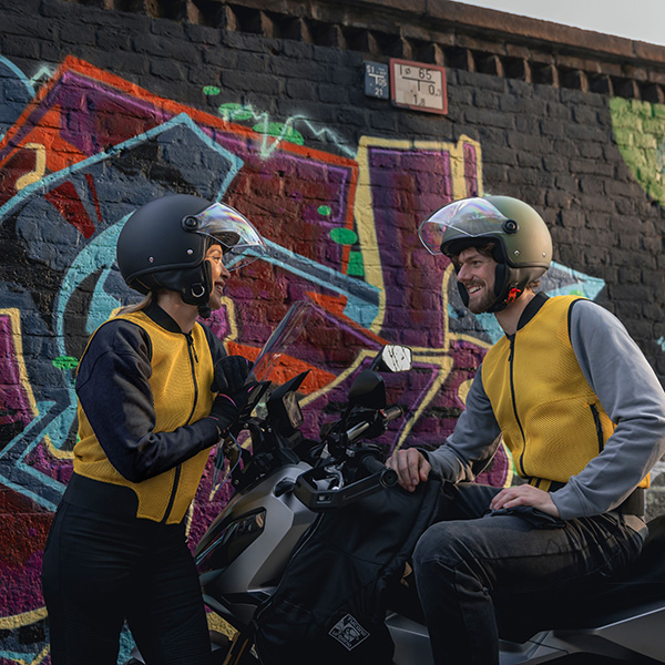 tucano-urbano_helmets_el-mettin-6_matt-airborne-green_lifestyle2.jpg