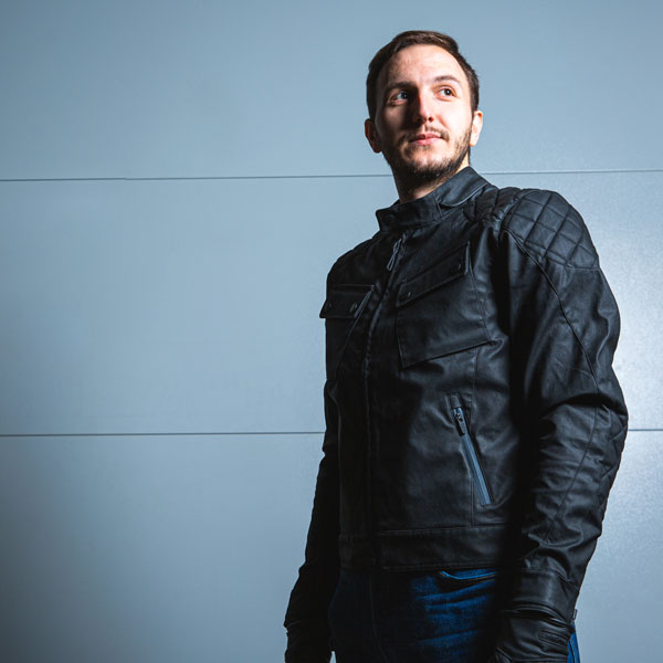 tucano-urbano_jacket_textile_pol-2g_black_lifestyle1.jpg
