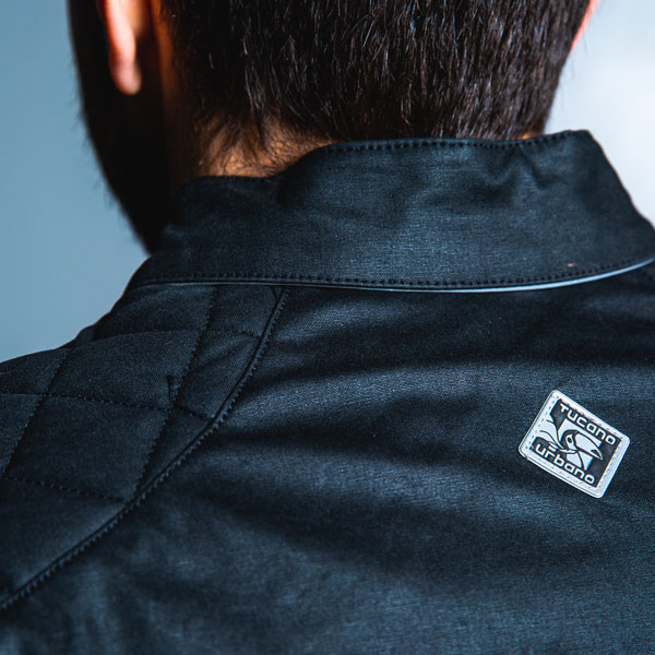 tucano-urbano_jacket_textile_pol-2g_black_lifestyle3.jpg