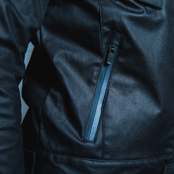 tucano-urbano_jacket_textile_pol-2g_black_lifestyle5.jpg