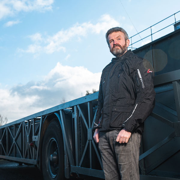 weise_textile_jacket_outlast-frontier_black_lifestyle1.jpg